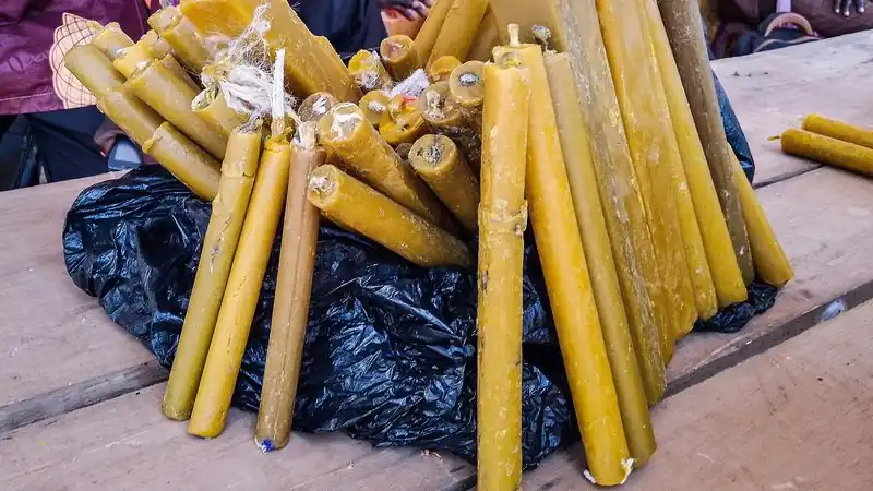 Bougies artisanales en cire d’abeille sur un étal de marché
