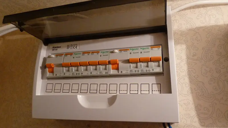 Tableau électrique neuf avec ses disjoncteurs