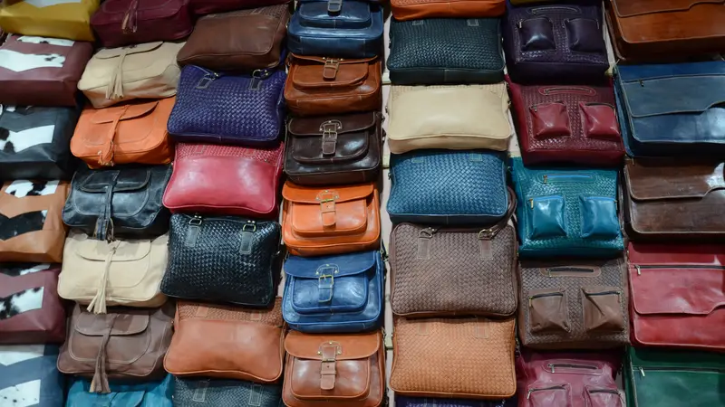 Sacs en cuir de toutes les couleurs exposés en rayon